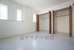 同仕様写真。木目調のシンプルデザインで落ち着きと安らぎの空間に仕上げています。各部屋に収納が完備されているので、お荷物が多くなっても安心の設計です。