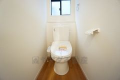 温水、暖房、ウォシュレット付の高機能トイレです。