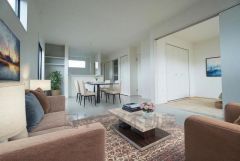 家具・インテリアはCGイメージ画像です。対面式キッチンを中心としたリビングダイニングで家族の会話が弾みそうです。