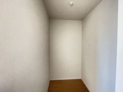 収納力豊富なウォークインクローゼット。 洋服や小物などを1箇所にまとめて美しい収納を実現します。