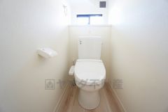 温水洗浄機付トイレです。節水機能もあるので、安心して使えますね。もちろん、1階2階の2ヶ所にトイレがあるので、忙しい朝にもゆとりができますね。