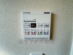 雨の日の洗濯も安心できる浴室暖房乾燥機付き浴室。リモコンで操作もボタン1つで簡単。 浴室暖房乾燥機には、暖房、乾燥、涼風、換気の4つの機能が付いています。タイマー付きです。