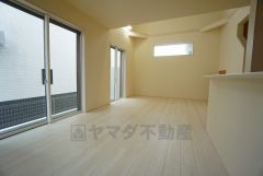 大きな窓のあるリビングは、陽光あふれる明るい空間です。居心地良く、ご家族皆がゆったり寛げる憩いの空間となりそうです。