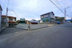 前面道路は交通量が少なく小さなお子様がいるご家庭も安心です。