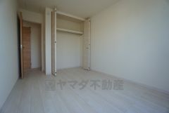 全居室にはたっぷり収納できる大型クローゼットを設置しています。窓には断熱性・保温性にすぐれ、省エネ効果のあるペアガラスを採用。冬には結露を防止します＾＾