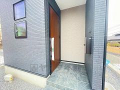 ブラウントーンの玄関扉＾＾外壁とマッチングしていてかっこいいですね＾＾家の顔となる玄関扉がかっこいいと、たくさんの人を招き入れたくなりますね＾＾