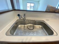 広々とした凸型シンクに洗剤ポケットを標準装備。大きなお鍋など洗いやすいです。洗剤や石鹸、スポンジもすっきりできる収納付き。