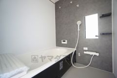 1日の疲れを癒すくつろぎのバスルーム。足を伸ばしてもゆったりと入れるサイズです。お子様と一緒にお風呂に入っても狭くないですね^^