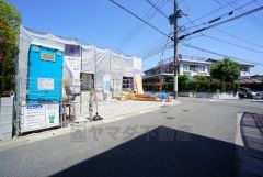 前面道路は交通量が少なく小さなお子様がいるご家庭も安心です＾＾ カースペースは停めやすい並列駐車4台駐車できます。