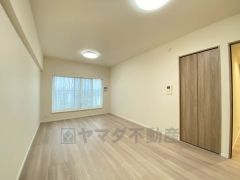 大きな窓のあるリビングは、陽光あふれる明るい空間です。居心地良く、ご家族皆がゆったり寛げる憩いの空間となりそうです。