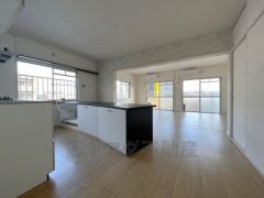 大きな窓のあるリビングは、陽光あふれる明るい空間です。居心地良く、ご家族皆がゆったり寛げる憩いの空間となりそうです。