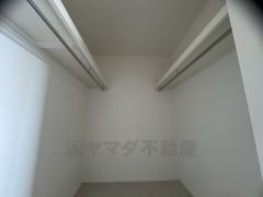 収納力豊富なウォークインクローゼット付き。洋服や小物などを1箇所にまとめて美しい収納を実現します。