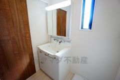 同仕様写真。三面鏡つき洗面台。収納も一体型になっているので、ドライヤーやヘアアイロンの置き場に困りませんね。