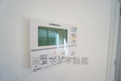 給湯器リモコンはキッチン横からボタンひとつで操作が楽々。通話ボタン付きでお子様とも会話ができて安心です。