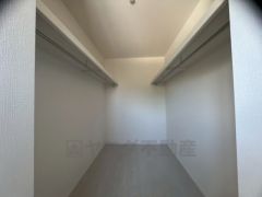 収納力豊富なウォークインクローゼット付き。洋服や小物などを1箇所にまとめて美しい収納を実現します＾＾