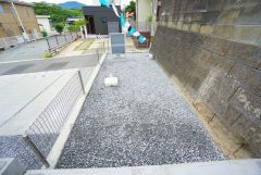 駐車スペースとは別にお庭もついております。広さも十分あるので、ガーデニングやBBQなど楽しみの増えるお庭です＾＾