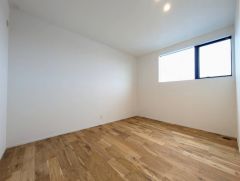 住む人のこだわりを活かす洋室＾＾日当たりがよく、寝室としての利用もおすすめ。