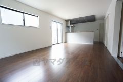 断熱性能の窓ガラスを採用。省エネ、光熱費カットにも貢献します。 夏は涼しく、冬は暖かく快適に過ごせます。