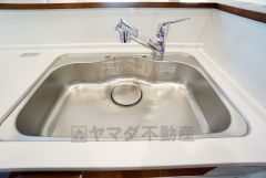 広々とした凸型シンクに洗剤ポケットを標準装備。大きなお鍋など洗いやすいです。洗剤や石鹸、スポンジもすっきりできる収納付き。