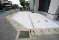 駐車スペースはゆとりある2台分を確保。マイカー用に、お客さま用に、余裕を持ってご利用いただけます^^