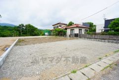 カースペースは並列4台＾＾ ご夫婦で1台ずつとご友人や急な来客があっても安心です。スーパー・コンビニまで徒歩15分圏内＾＾