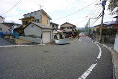 前面道路は公道南東側約8.7ｍ。 幅広く、車通りも少ないため駐車や離合がスムーズです＾＾