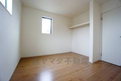 暖かい日差しが差し込む洋室。たっぷり収納できるクローゼット付きでお部屋の中をすっきりと快適に保てます。