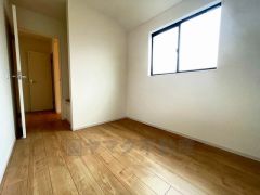 明るい洋室です。ナチュラル色のフローリングで開放的な優しい雰囲気になっています＾＾ベッドや机、ＴＶを置いてもゆとりのある広さです。