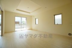 同仕様写真。大きな窓のあるリビングは、陽光あふれる明るい空間です。居心地良く、ご家族皆がゆったり寛げる憩いの空間となりそうです。