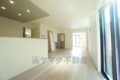 大きな窓のあるリビングは、陽光あふれる明るい空間です。居心地良く、ご家族皆がゆったり寛げる憩いの空間となりそうです。