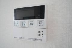 給湯器リモコンはキッチン横からボタンひとつで操作が楽々。通話ボタン付きでお子様とも会話ができて安心です。