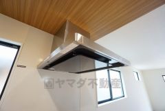 調理により発生する油煙や臭いを吸い込み、屋外へ排気してくれます。