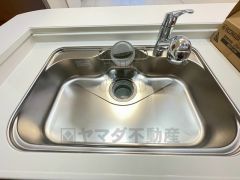 広々とした凸型シンクに洗剤ポケットを標準装備。大きなお鍋など洗いやすいです。