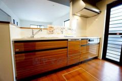 対面式キッチンが家族の会話も盛り上げます。勝手口付きキッチンでごみの仮置きができ、生ごみ等においの悩みが解消されますね＾＾