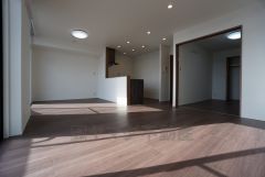 対面式キッチンを中心としたリビングダイニングで家族の会話が弾みそうです。思い思いの時間を過ごしたり、家族みんなで食事をしたり、素敵な団らんの場になりますね。