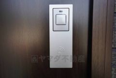 かざすだけで開閉できる、タッチキー採用の玄関。お買い物帰りで、両手がふさがってきても簡単に中に入れます＾＾