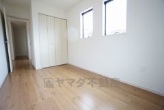 木目調のシンプルデザインで落ち着きと安らぎの空間に仕上げています。各部屋に収納が完備されているので、お荷物が多くなっても安心の設計です。