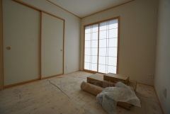 リビングからの続き間として和室をご用意しました。普段はリビングとつなげて開放的なスペースとして。来客時には客間としてお使いいただけます。