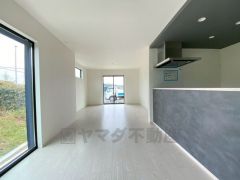 家族が集まる開放的なリビング。約18.8帖の大空間で毎日のお食事が楽しみです＾＾思い思いの時間を過ごしたり、家族みんなで食事をしたり、素敵な団らんの場になりますね。