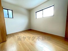 2面採光を確保した明るい室内は、風通しも良く、大変居心地の良い空間となっております。爽やかな風を感じて起きる朝は、快適生活の始まりに。