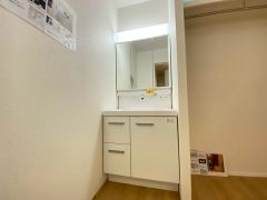 鏡の後ろはたっぷりの収納スペースを確保。歯みがきセットや化粧品などいつでもスッキと片付けることができます。