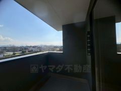 幅広のインナーバルコニーは洗濯物を守りやすく、眩しすぎる日差しも和らげます。 南側に面した大型のバルコニーは日当たり良好です。お洗濯物も気持ちよく干せそうです。