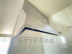 レンジフード。 調理により発生する油煙や臭いを吸い込み、屋外へ排気してくれます。