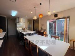 皇居でも採用されている「キッチンハウス」のオーダーメイドキッチン。光が優しく差し込むアイランドキッチンは、意匠を凝らした一点ものならではの美しさと気品が漂います最上の暮らしを過ごしてみませんか。