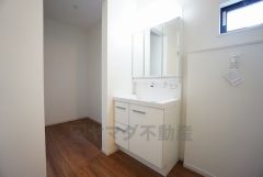 三面鏡つき洗面台。収納も一体型になっているので、ドライヤーやヘアアイロンの置き場に困りませんね。