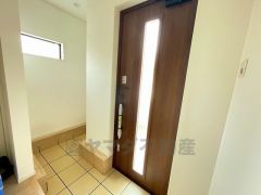 シューズインクローゼットも完備されており、玄関収納も問題ありません。棚の上にお花など飾ってインテリアも楽しめますね。