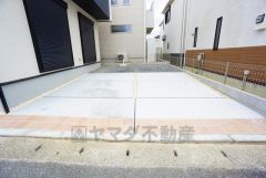 こちらの家には停めやすい並列駐車が2台分ついてます。車好きのご主人の洗車もゆったり。夏休みにはお子様の家庭用プールもできちゃいます。