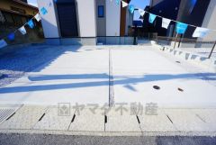 駐車スペースはゆとりある2台分を確保。マイカー用に、お客さま用に、余裕を持ってご利用いただけます。