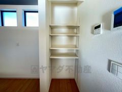 キッチン横パントリー収納。食器やキッチン用品、食料品の保存に便利です＾＾高さのある物もスッキリ収納できます＾＾