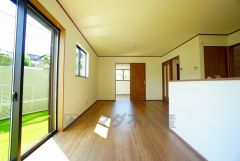大きな窓のあるリビングは、陽光あふれる明るい空間です。居心地良く、ご家族皆がゆったり寛げる憩いの空間となりそうです。